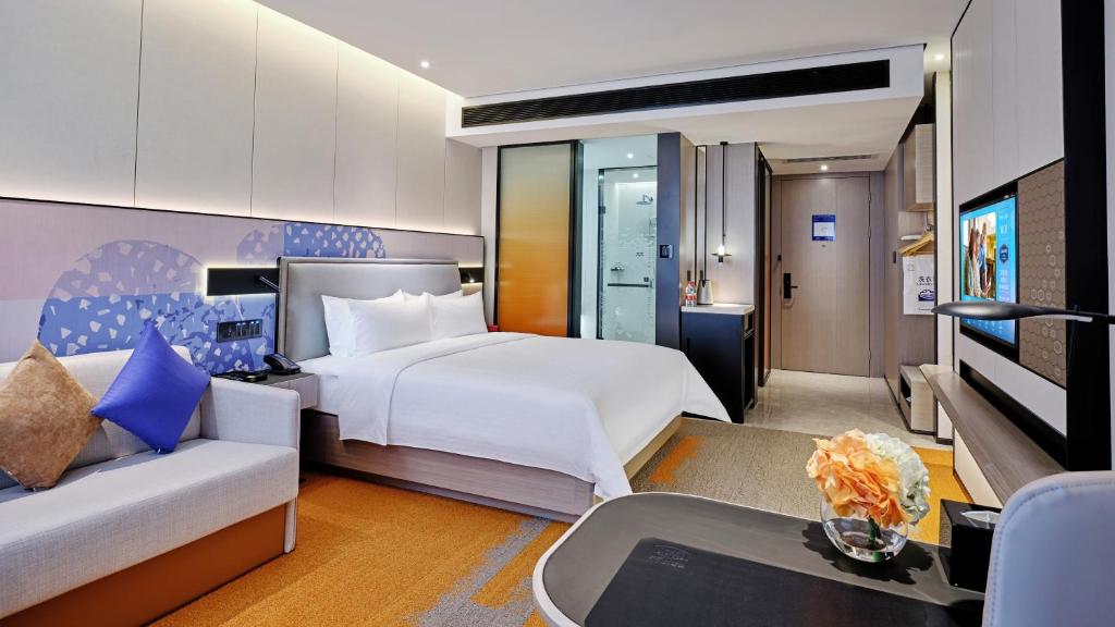 Postel nebo postele na pokoji v ubytování Hampton by Hilton Shenzhen North Station