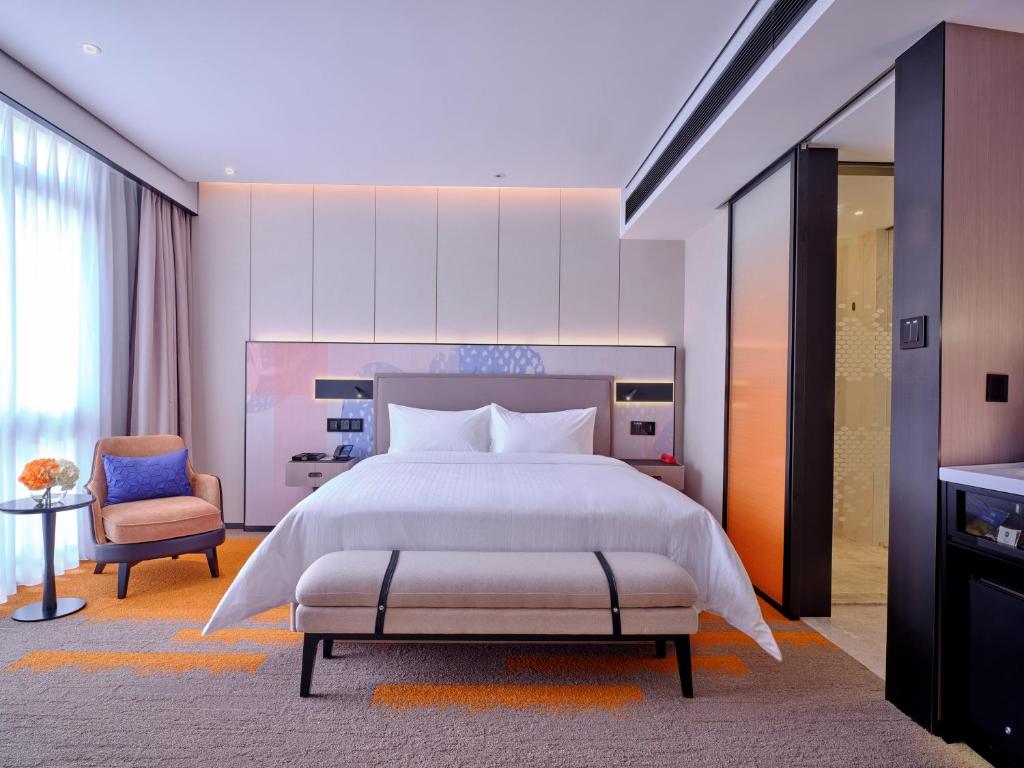 Postel nebo postele na pokoji v ubytování Hampton by Hilton Shenzhen North Station