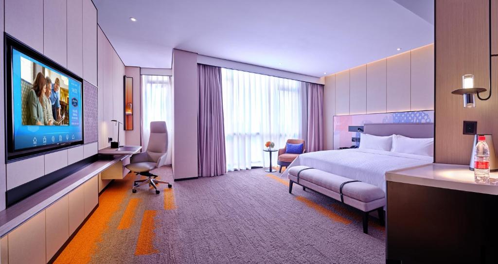 TV a/nebo společenská místnost v ubytování Hampton by Hilton Shenzhen North Station
