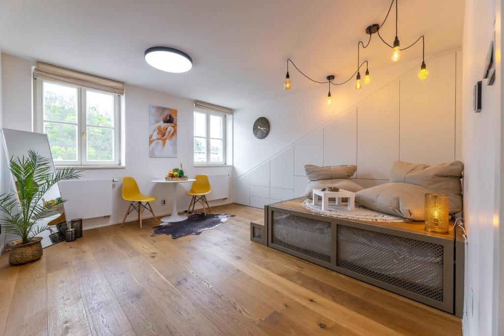 uma sala de estar com um sofá e uma mesa em Luxurious, charming studio perfect for couples em Praga