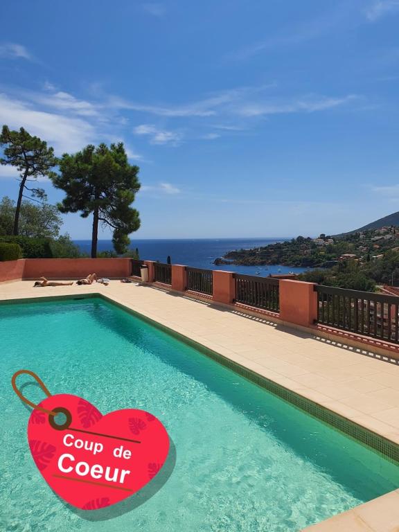 - une piscine avec un panneau en forme de cœur dans l'établissement Plage à pieds, à Théoule-sur-Mer