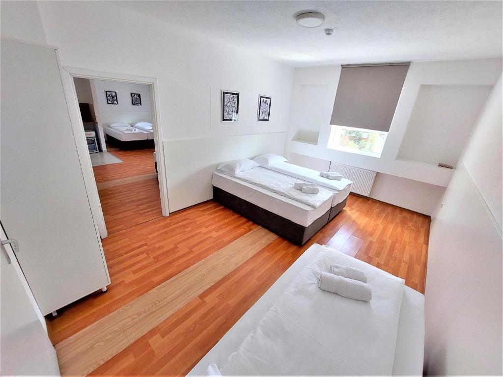 Orange Business Centar Apartments - Family Room With Shared Bathroom