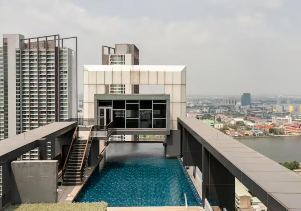 een zwembad op het dak van een gebouw bij The tree bang po station in Bang Su
