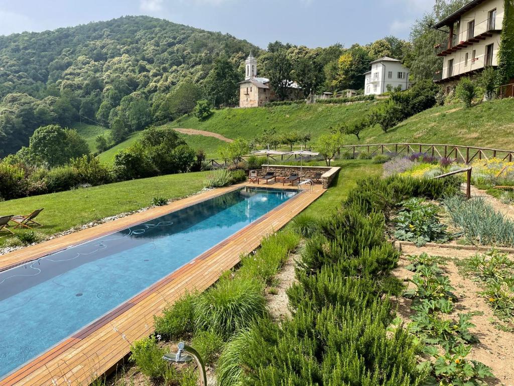een uitzicht over een zwembad in een tuin bij VILLA FELICE_UNESCO ALPS AREA in Verzuolo