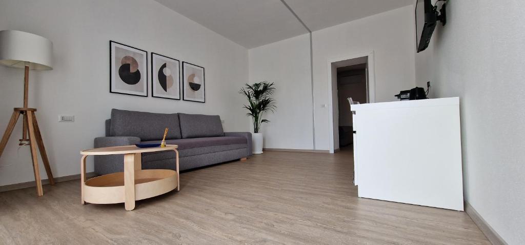 un soggiorno con divano e tavolo di SARDINIA SUITES & APARTMENTS -Suite in centro- a Santa Teresa di Gallura