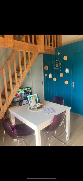 Fotografia z galérie ubytovania Gîte chalet bleu soleil v destinácii Saint-Benoît-dʼHérbertot