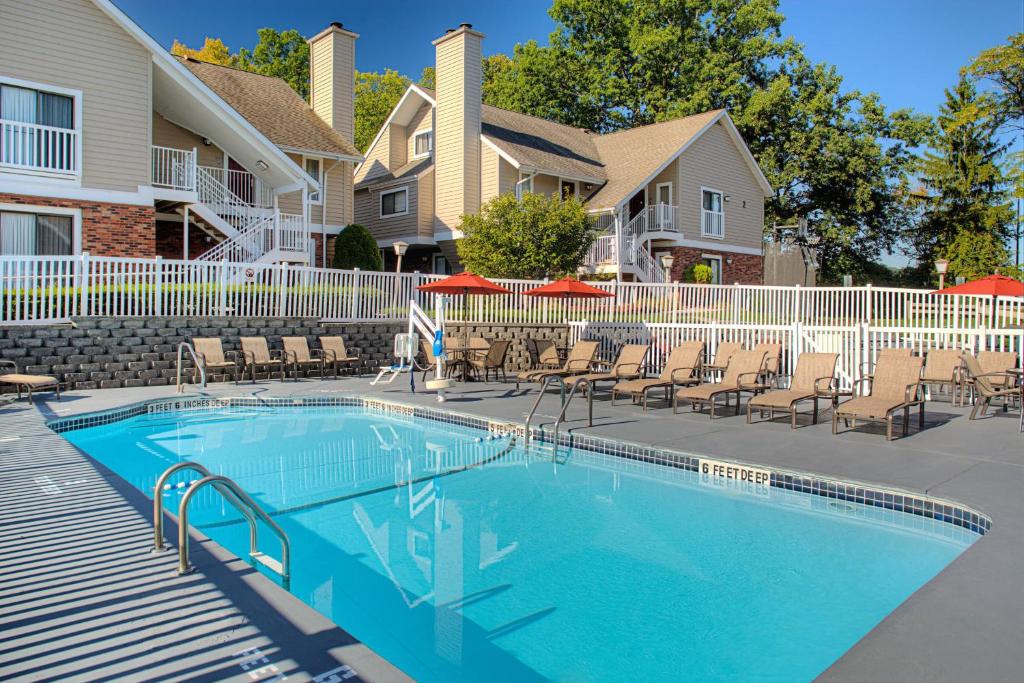 Residence Inn Binghamton في فيستال: مسبح امام بيت