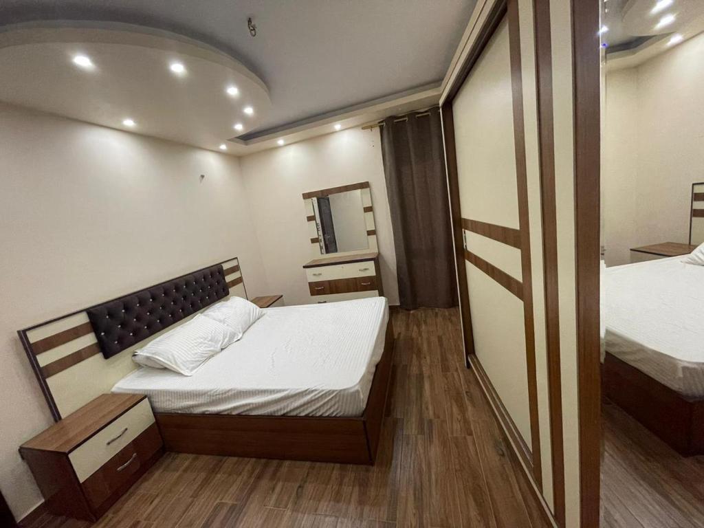 ein kleines Zimmer mit 2 Betten und einem Spiegel in der Unterkunft Pyramids view private apartment in Kairo