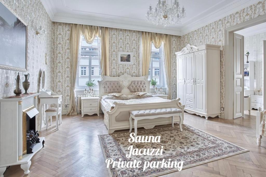 1 dormitorio blanco con 1 cama y vestidor en Apartment Luxury Nostalgia en Karlovy Vary