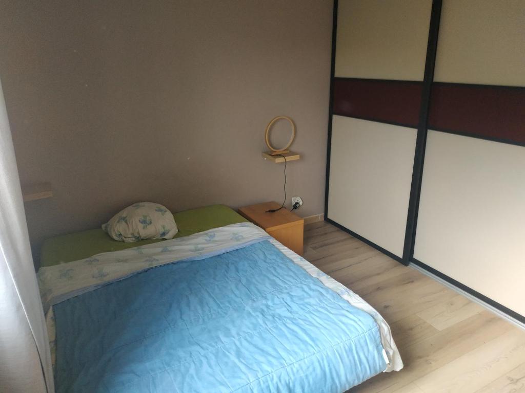 - une chambre avec un lit et un oreiller dans l'établissement Chambre chez l'habitant quartier résidentiel, à Avignon