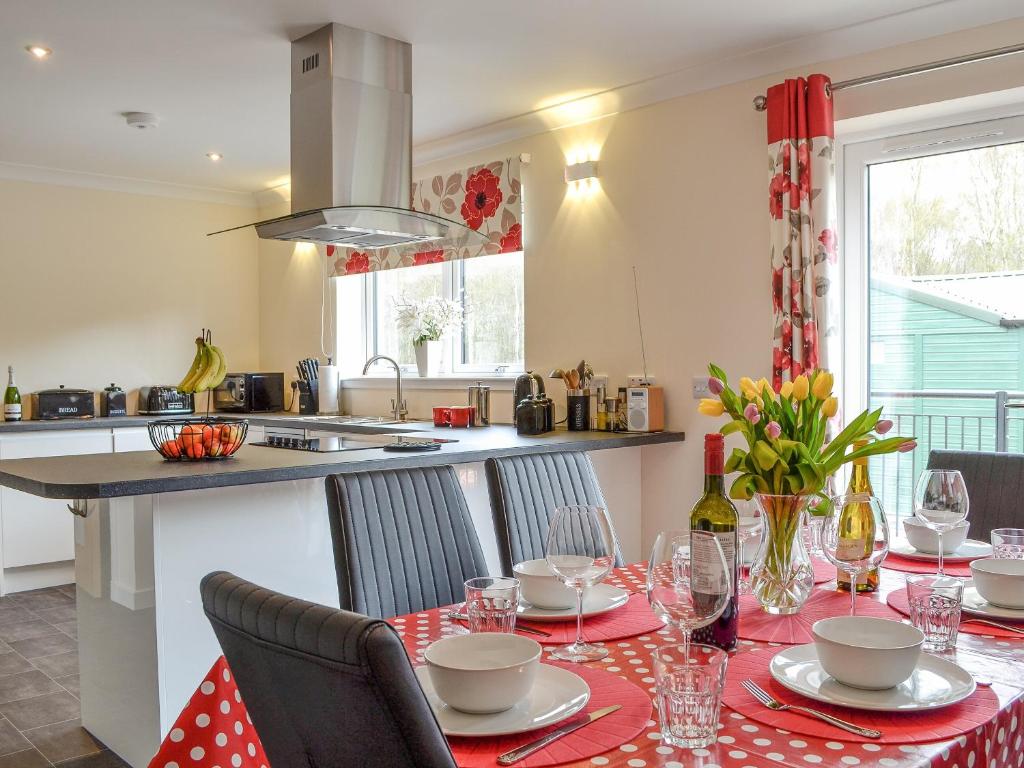 una cucina con tavolo e sedie e una sala da pranzo di Lady Jane Cottage a Fettercairn