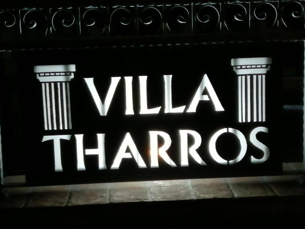 um sinal que diz villa thanos em uma parede em Villa Tharros em Capoliveri