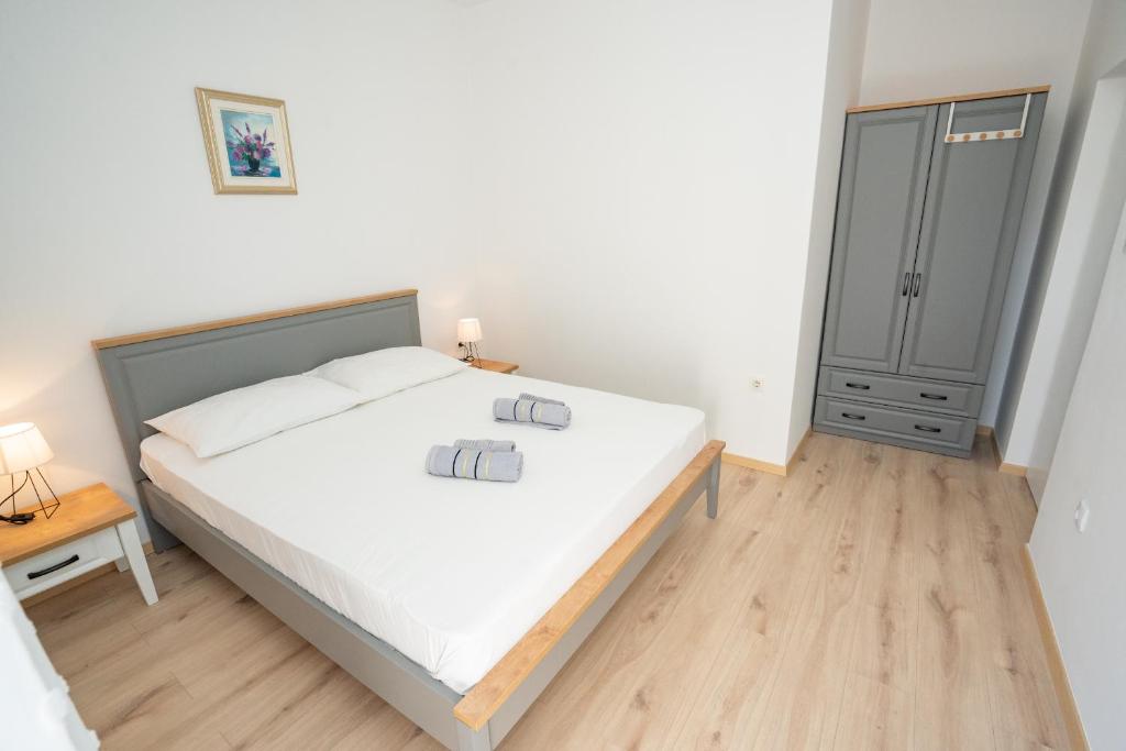 Łóżko lub łóżka w pokoju w obiekcie Apartments and rooms LJUBICA
