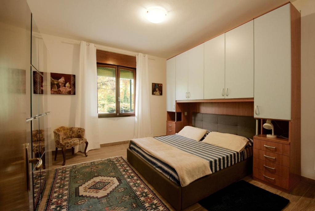 1 dormitorio con 1 cama y ducha acristalada en GREEN HOUSE en Cavallino-Treporti