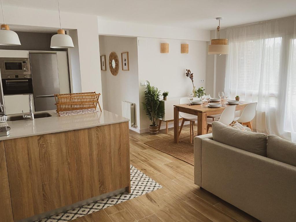 uma cozinha e sala de estar com um sofá e uma mesa em Apartment in Sopelana em Sopelana