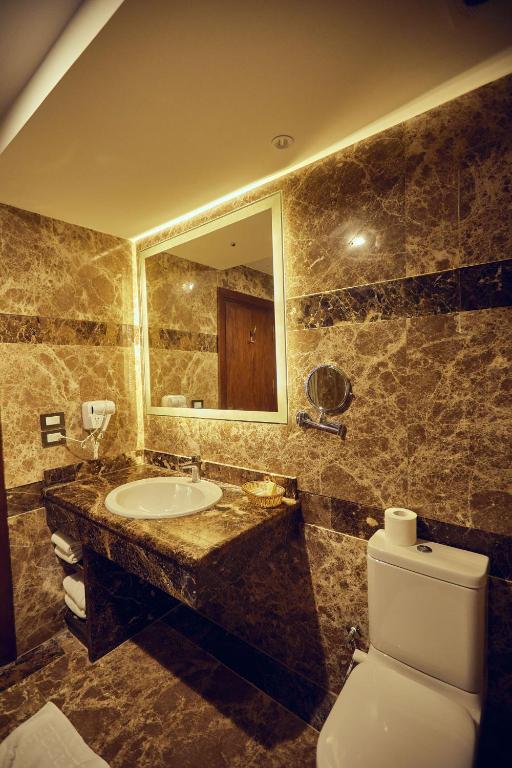 A bathroom at Grand Hotel Port Said