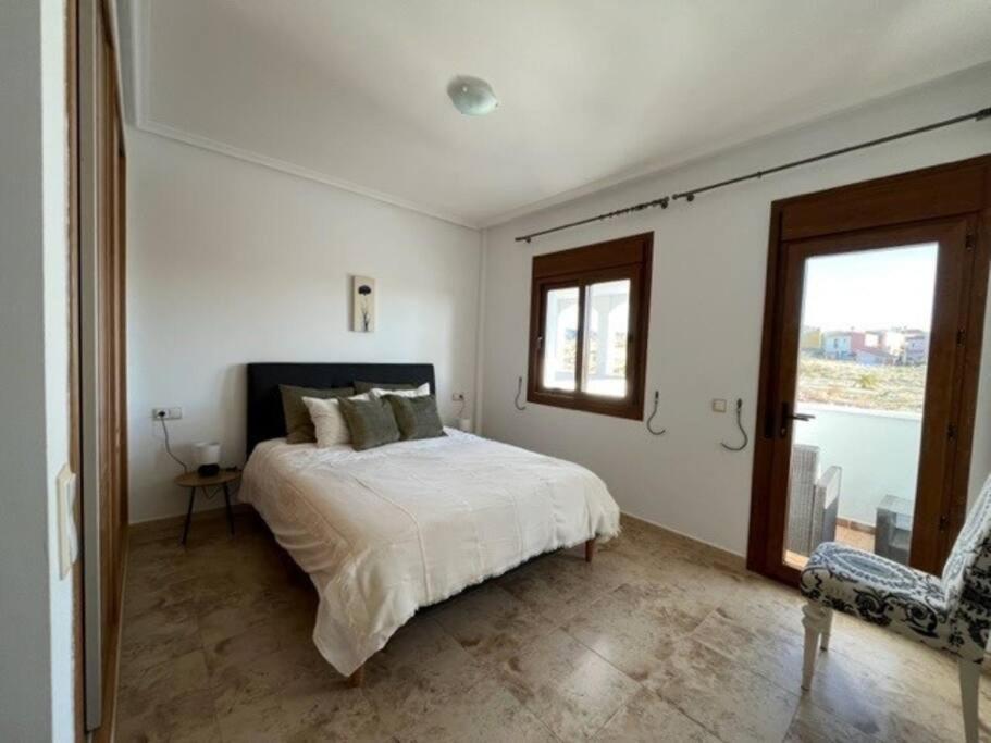 Postel nebo postele na pokoji v ubytování Trendy villa for 14 pers. nearby Murcia/Alicante
