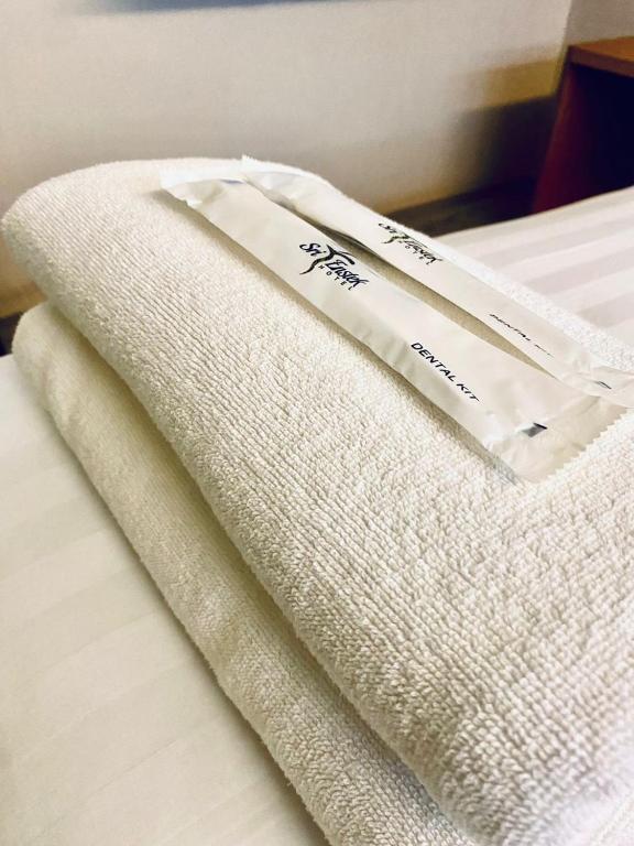 Postel nebo postele na pokoji v ubytování Sri Langit Hotel KLIA, KLIA 2 & F1