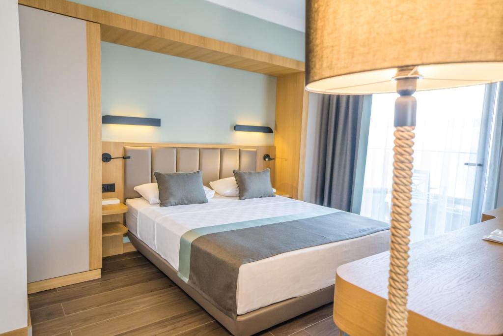 Postel nebo postele na pokoji v ubytování Premier Nergis Beach & SPA