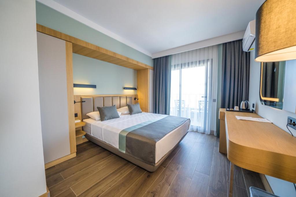 Postel nebo postele na pokoji v ubytování Premier Nergis Beach & SPA