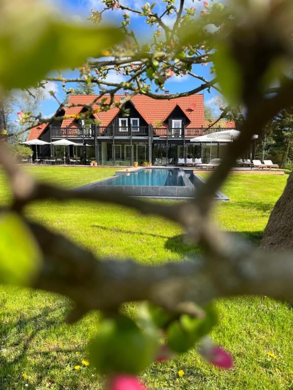 ein großes Haus mit Pool im Hof in der Unterkunft NaturApartments & Spa in Burg