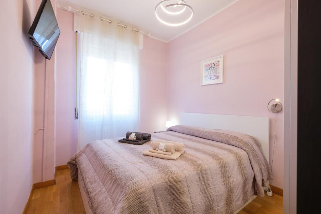 1 dormitorio con 1 cama con 2 toallas en [Milano Navigli] relax home, en Milán