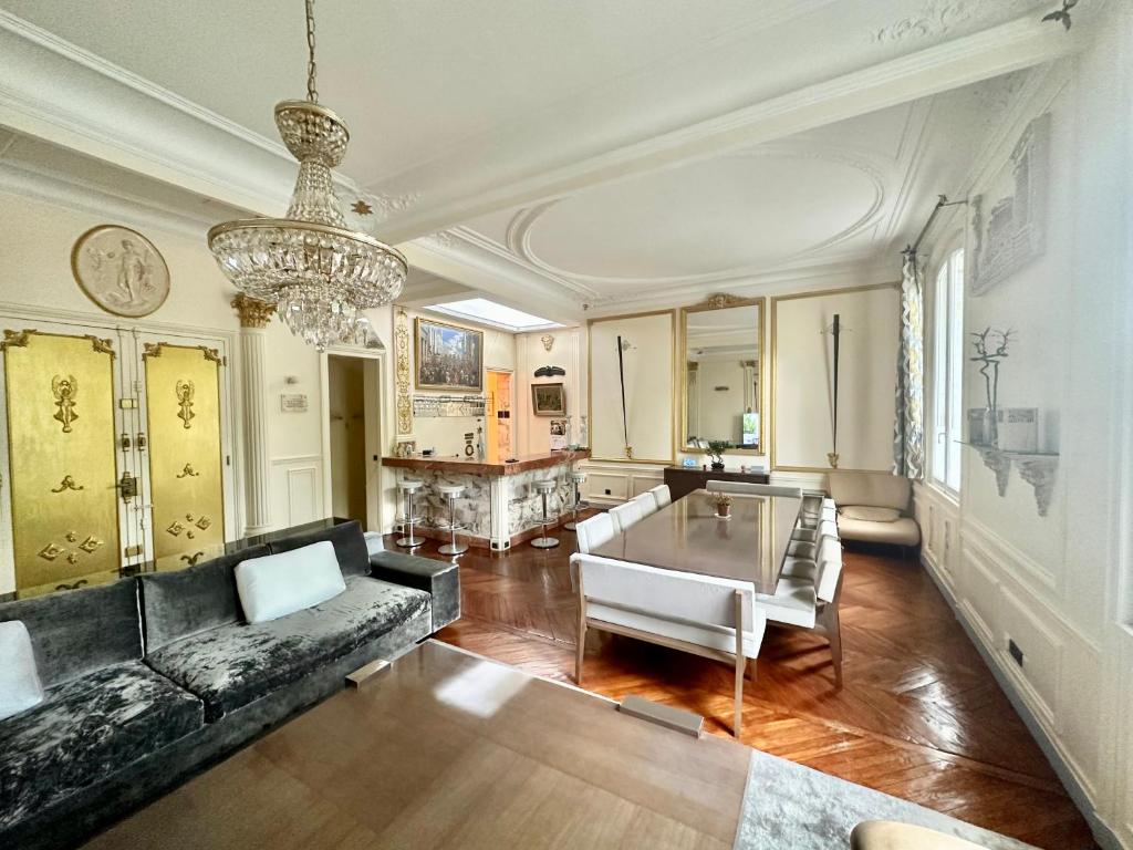 un salon avec un canapé et une table dans l'établissement Paris Trocadéro, à Paris