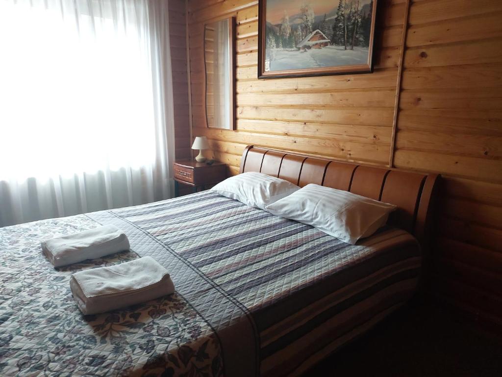 Postel nebo postele na pokoji v ubytování Urochyshe Vyshnya