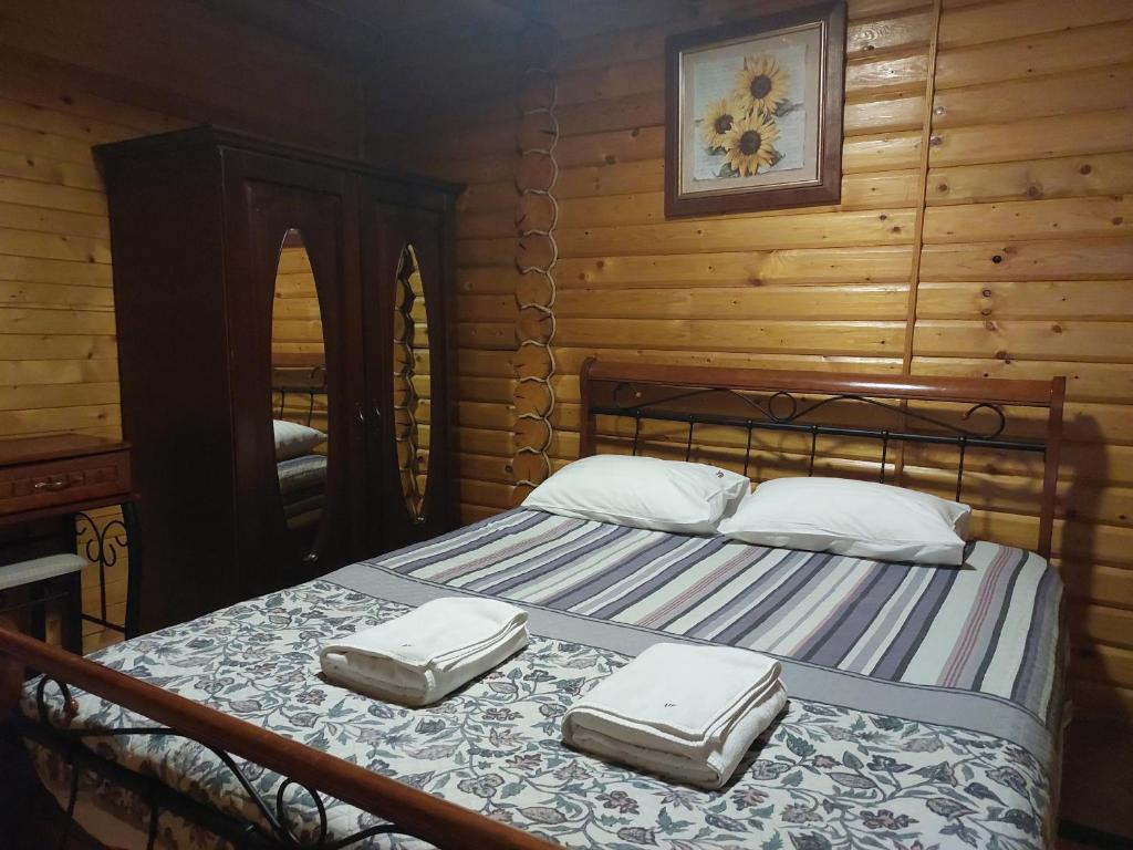 Postel nebo postele na pokoji v ubytování Urochyshe Vyshnya