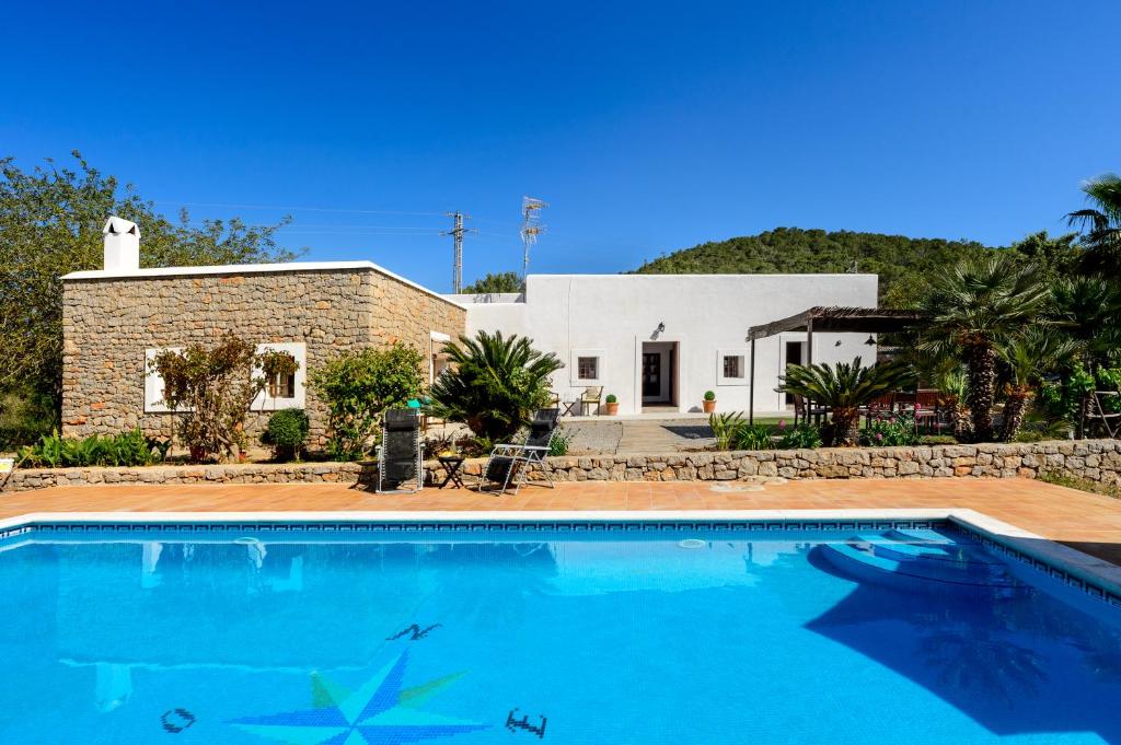 a large swimming pool in front of a house at Villa Can Pep D'en Puig in Sant Mateu d’Albarca