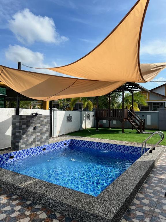 Bazén v ubytování Casa Indah Guest House, Melaka nebo v jeho okolí