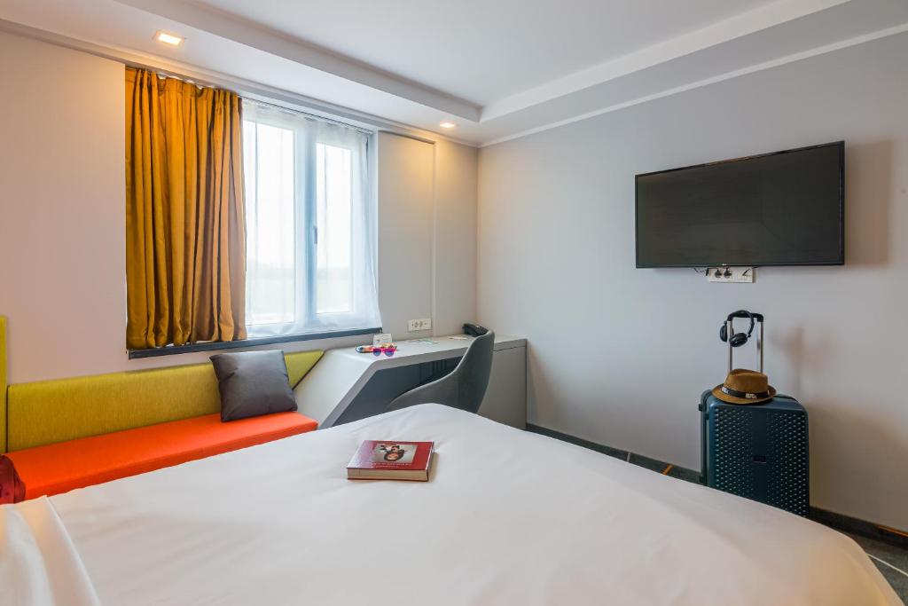 Postel nebo postele na pokoji v ubytování Ibis Styles Bucharest Airport