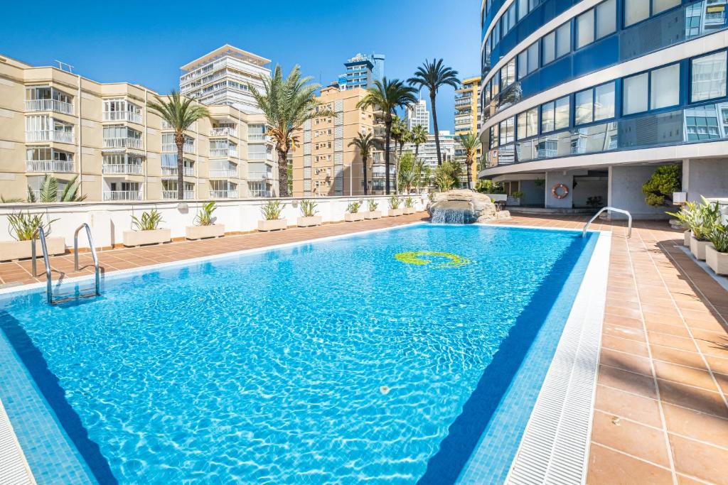 einem Pool vor einem Gebäude in der Unterkunft Acintur 11-A in Benidorm