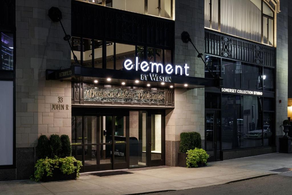 底特律的住宿－Element Detroit at the Metropolitan，带有读写礼拜元素的标志的建筑物