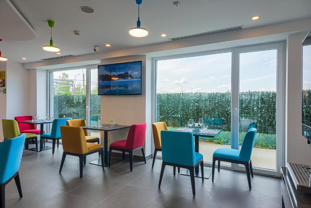 TV a/nebo společenská místnost v ubytování Ibis Styles Bucharest Airport