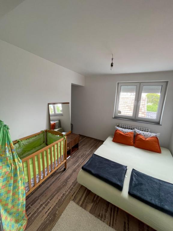 um quarto com uma cama grande e um berço em Apartment Balicevac2 Ilidza em Saraievo