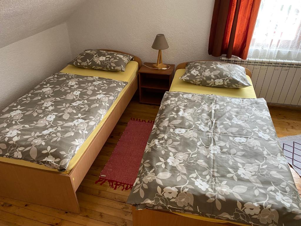 Una cama o camas en una habitación de Guest House Kevser