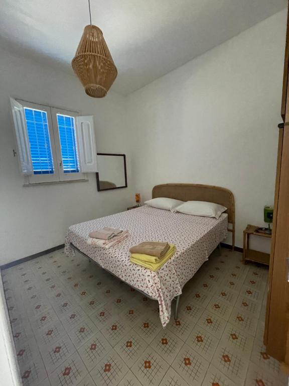 una camera con un letto di Lovely 2 bedroom rental unit,patio and close beach a San Pietro in Bevagna