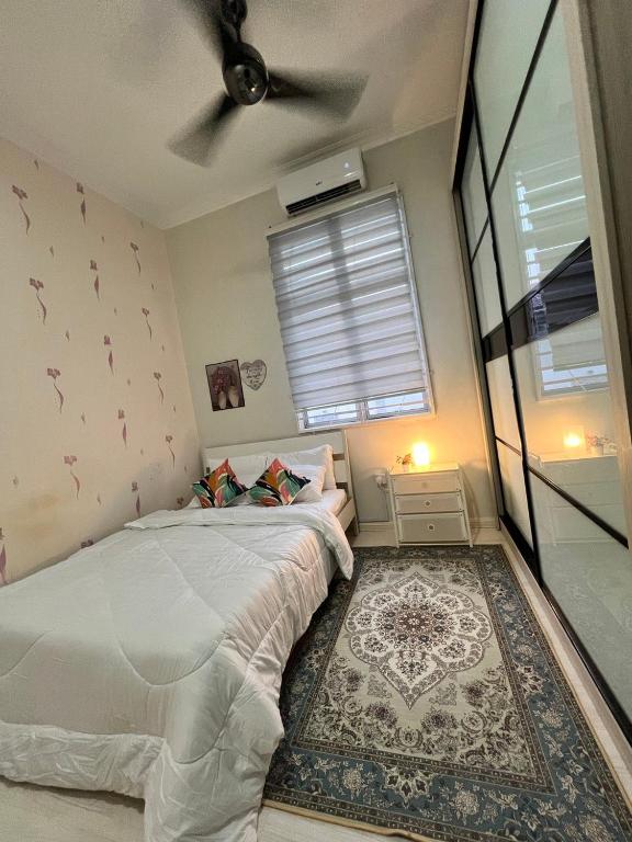Postel nebo postele na pokoji v ubytování Casa Indah Guest House, Melaka