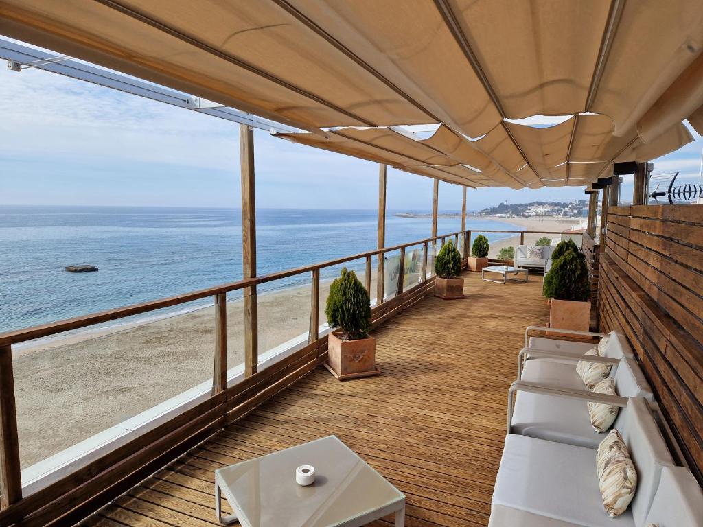 balcón con vistas al océano en Apartamentos Wundermar en Torredembarra