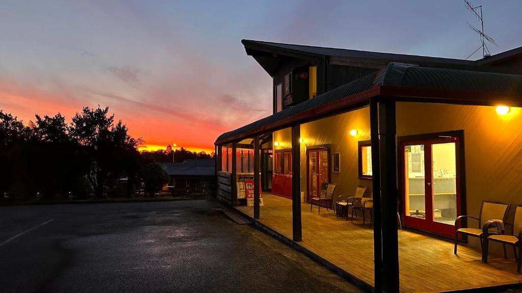 Východ nebo západ slunce při pohledu z hotelu nebo okolí