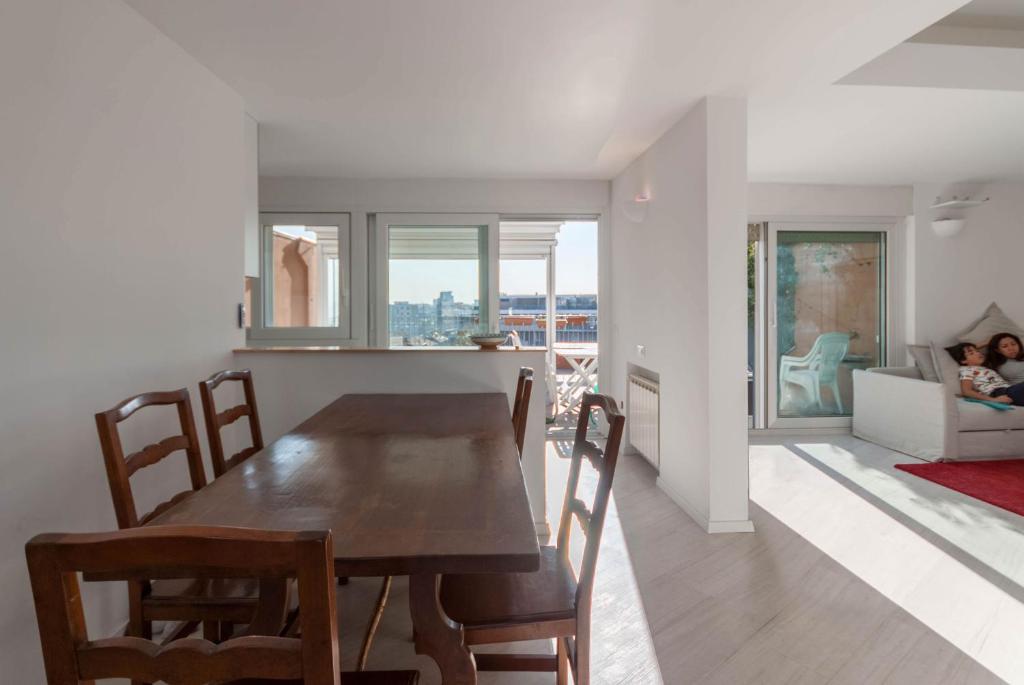 Posedenie v ubytovaní Exclusive rooftop apartment with large terrace in Solari/Tortona
