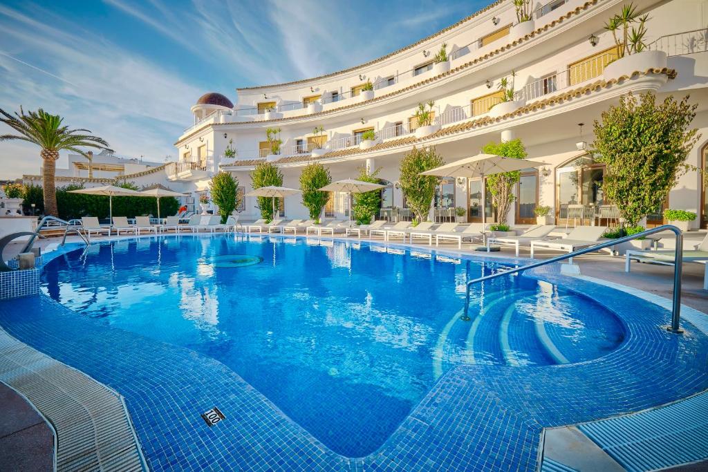 una gran piscina frente a un hotel en Gran Sol, en Zahara de los Atunes