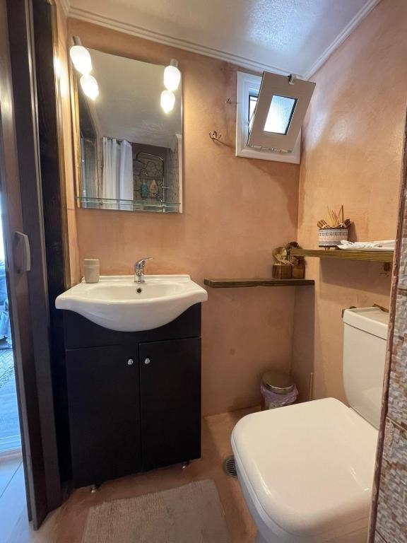 Luna's Sea View & City Center Apartment - 9