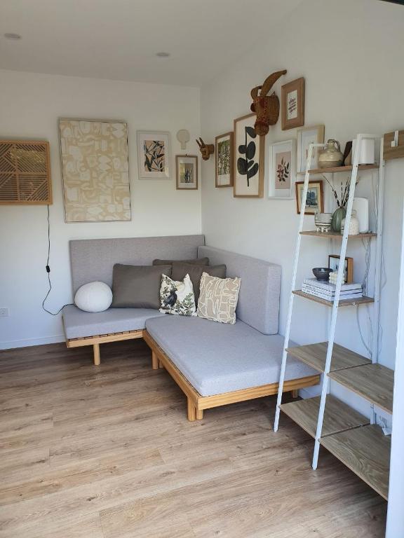Posezení v ubytování Tiny house with greenhouse dining