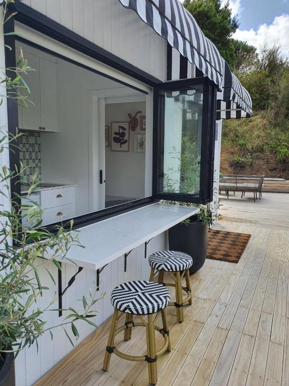 Balkón nebo terasa v ubytování Tiny house with greenhouse dining