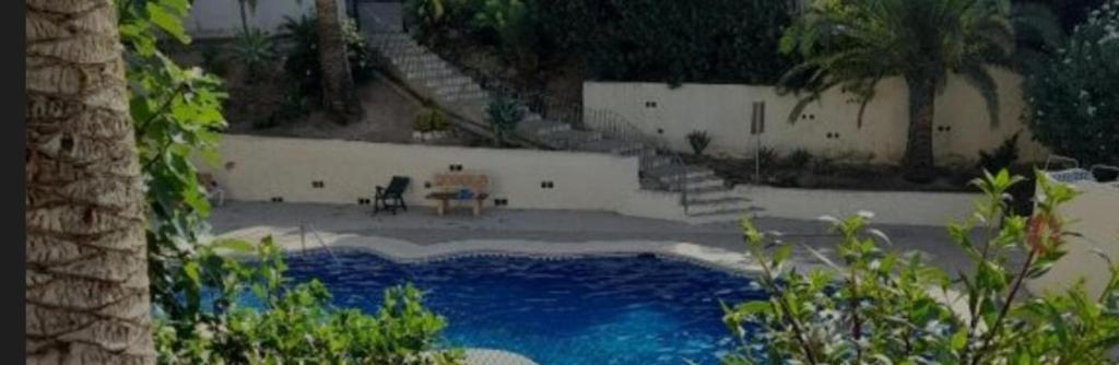 einen Pool mit blauem Wasser im Hof in der Unterkunft Casa El Bella 1 Moraira in Moraira