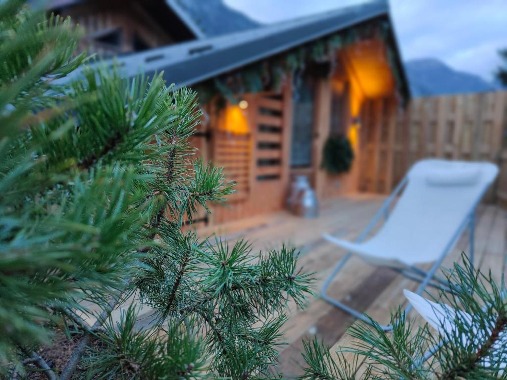una sedia su un patio accanto a una casa di Chambre Boille à Lait a Entremont