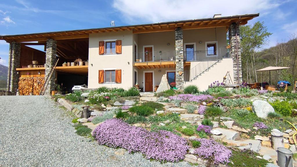 una casa con un jardín delante de ella en SEMI AL VENTO: la bio-casa nel giardino incantato!, en Paesana