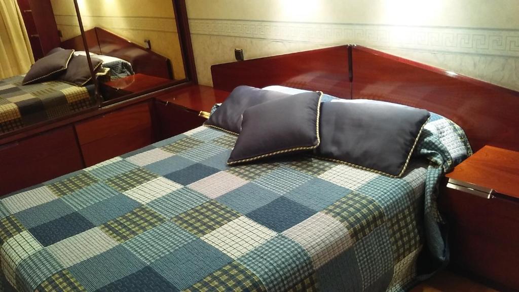 um quarto com uma cama com uma almofada em Piso céntrico y luminoso em Vitoria-Gasteiz